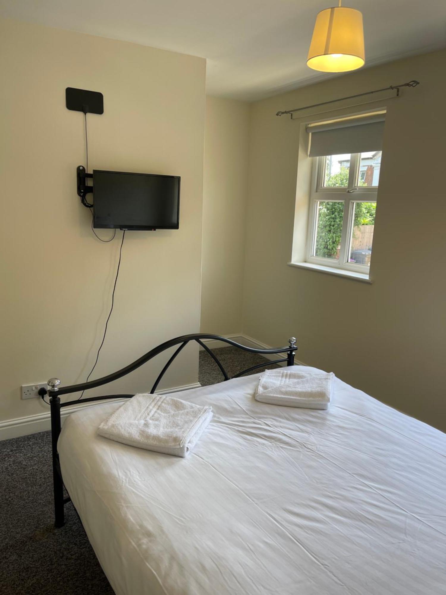 House Number 4 Sleeps Up To 4 With Smart Tvs In Every Room Wellington  Eksteriør billede