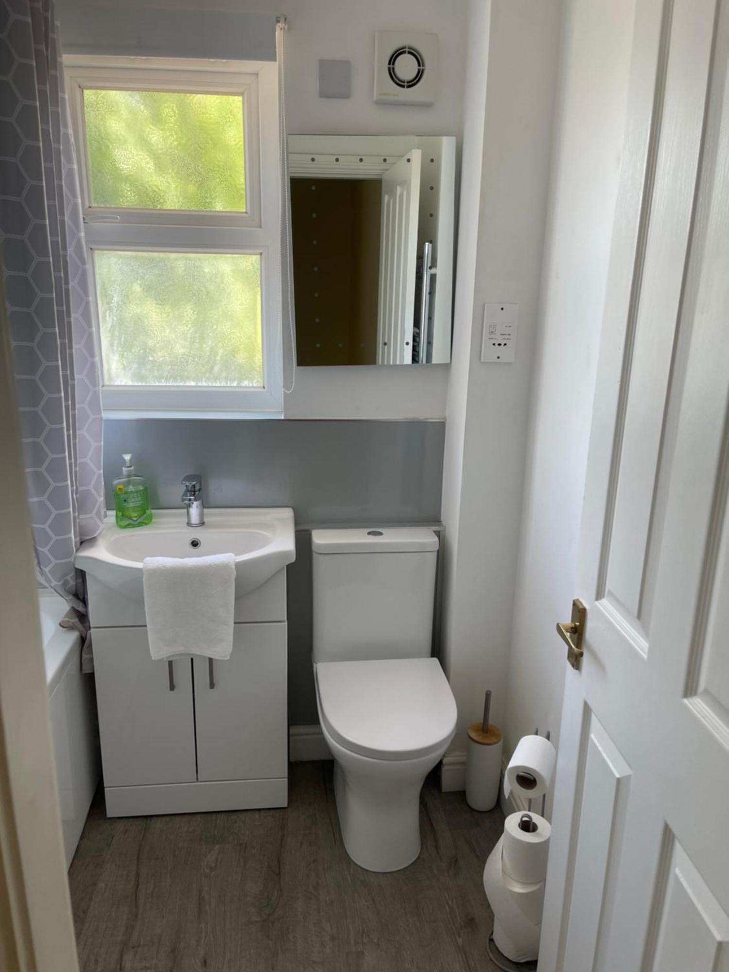 House Number 4 Sleeps Up To 4 With Smart Tvs In Every Room Wellington  Eksteriør billede