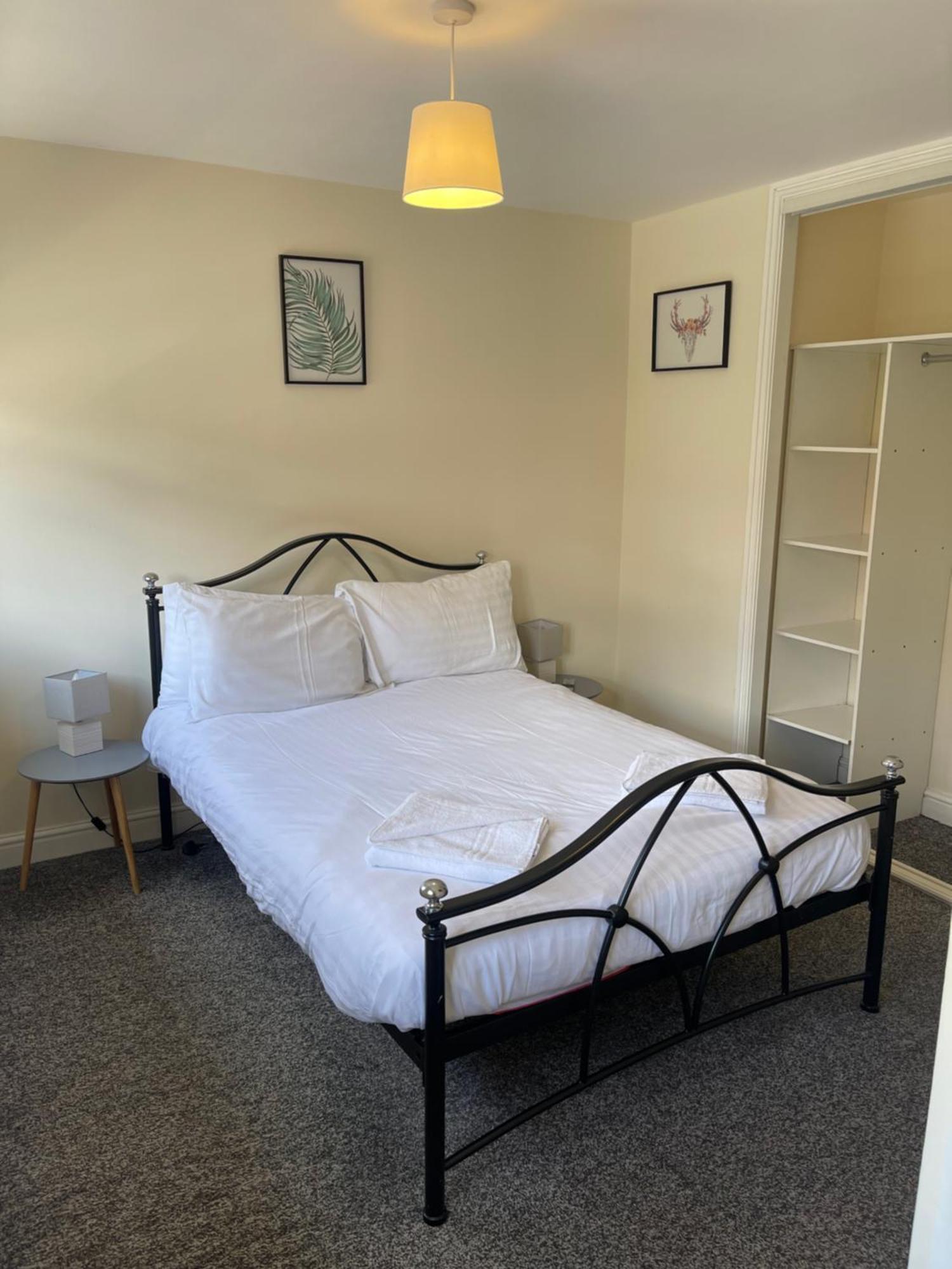 House Number 4 Sleeps Up To 4 With Smart Tvs In Every Room Wellington  Eksteriør billede