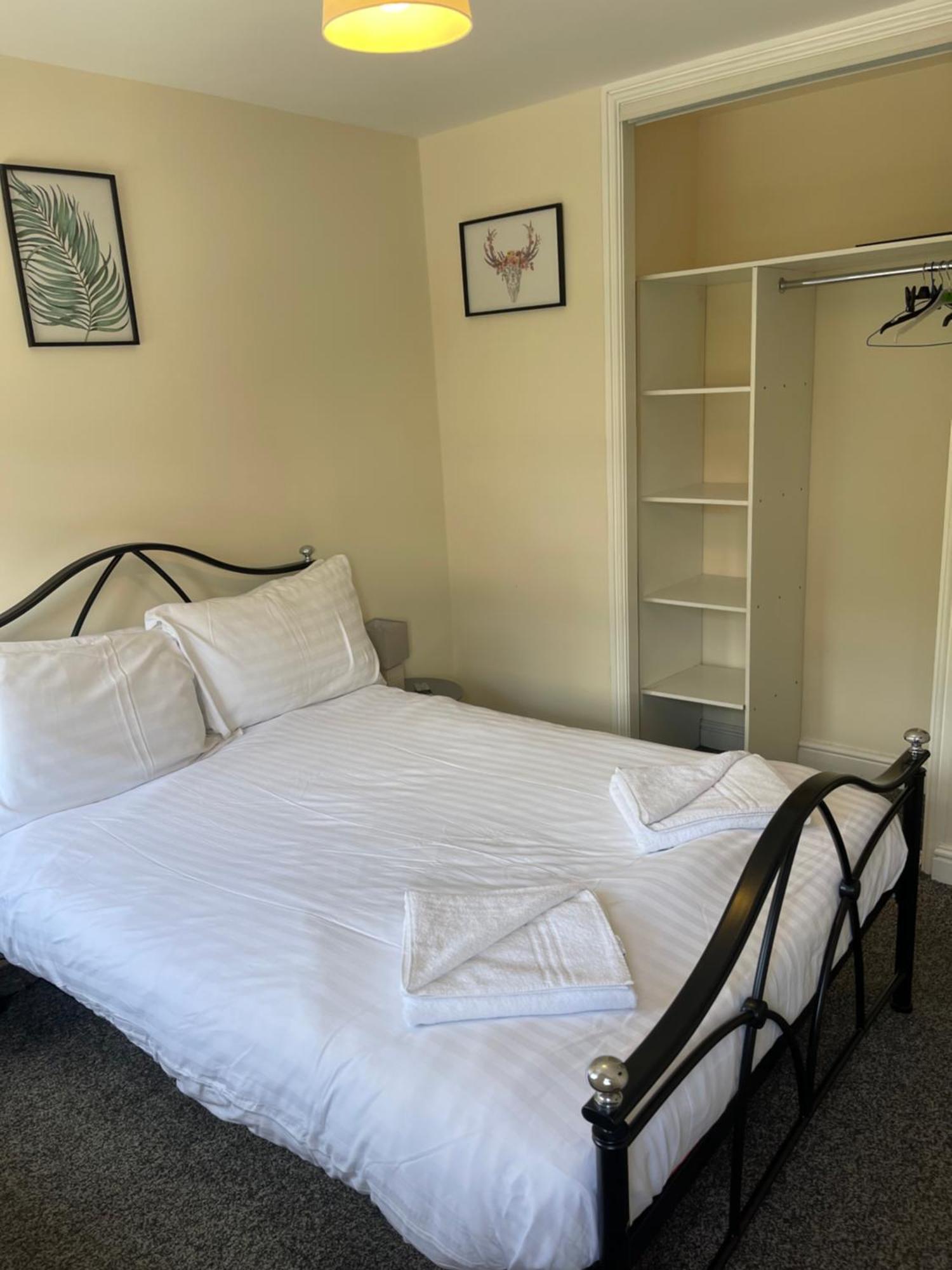 House Number 4 Sleeps Up To 4 With Smart Tvs In Every Room Wellington  Eksteriør billede